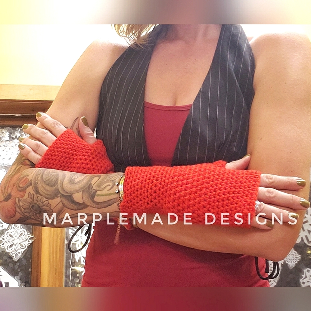 NWT* Handmade Fingerless gloves 💜 MarpleMade Designs, fitted, soft acryl
